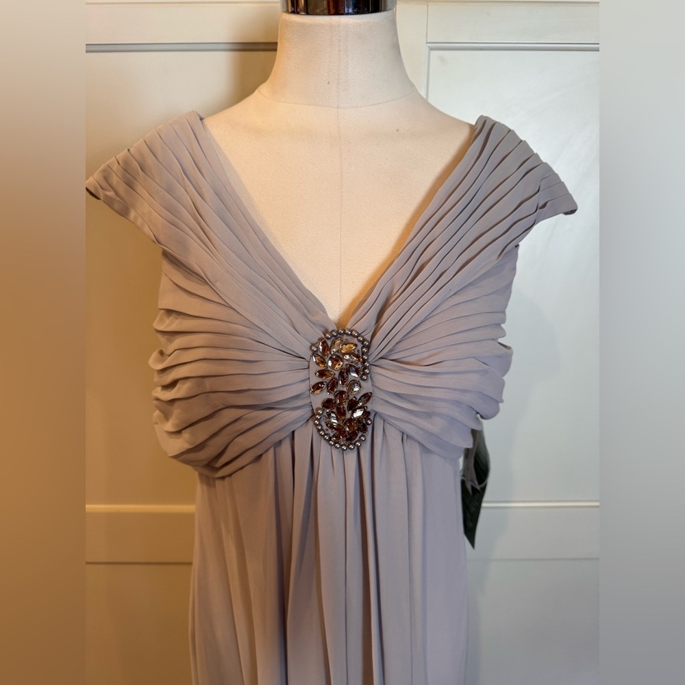 Elegant grey Evening Gown - Picture 2 of 6